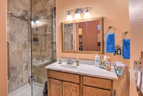 Rest Easy in Mesa! Home w/ Hot Tub & Shared Yard - Innvendig