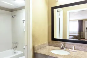Super 8 by Wyndham Tallulah LA - Bathroom