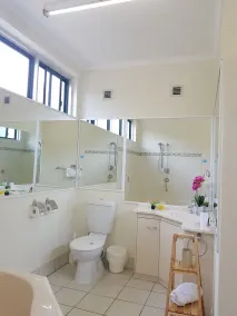 Harbour Lodge Motel - Bathroom