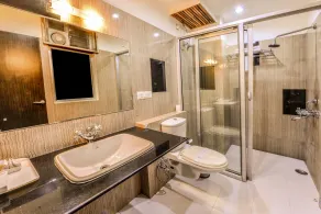 Raghu Mahal Hotel - Bathroom