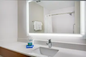 Holiday Inn Express & Suites. by IHG - Bathroom