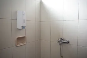 RedDoorz near Taman Kota Lapang Merdeka Sukabumi - Bathroom