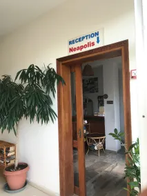 Neapolis Rooms & Apartments - Borne des arrivées/des départs