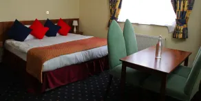 Uno Hotel Rose and Crown Tonbridge -PARKING FREE - Room