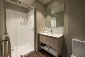 Quest 256 Lambton - Baño