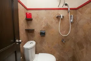 RedDoorz near Stasiun Kota Baru Malang - Bathroom