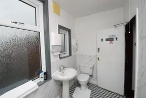 Woodville Lodge Leeds City Centre by OYO - Bathroom