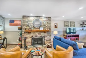 Steps to Main St! Red River Condo w/ Mtn-View Deck - Interni