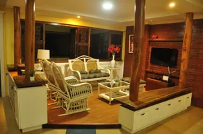Casa Verde Hotel & Events Center - Lobby sitting area