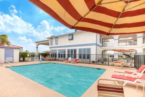 Days Inn & Suites by Wyndham Braunig Lake - Pool