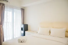 Minimalist Pool View Low Rise Studio @ Paramount Skyline Apartment By Travelio - Room