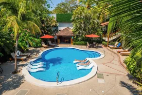 The Coast Beachfront Hotel - Piscina
