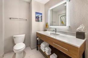 Best Western Plus 1000 Islands Hotel & Suites- Newly Renovated - Bad