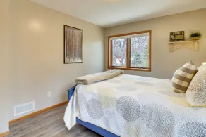 Private Lakefront Cabin w/ Hot Tub, Deck & Views - Intérieur