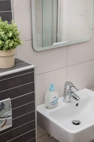 2 Bedroom Apt. in the Business Zone- Free Parking - Bathroom