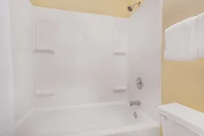 Days Inn by Wyndham Spartanburg Waccamaw - Bathroom