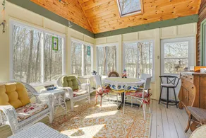 Waterfront Home w/ Boat Dock & Sunroom in Gardiner - Interiør