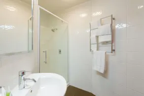 Heartland Hotel Fox Glacier - Bathroom