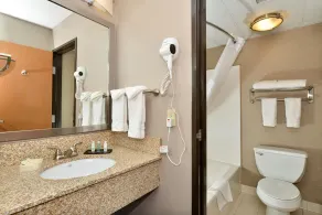 Baymont by Wyndham Brooklyn Center - Salle de bain