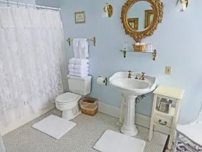 Victorian Inn - Bathroom