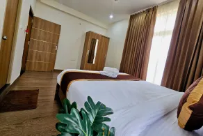 TrueLife Summit Suites - 2BHK Luxurious AC Studio Apartments - Modular Kitchen, RO water system, Microwave - Super fast WiFi, 55 Smart TV, 250 Airtel Channels - Prime Location - Nearby PS4, A2B pure veg restaurants - Parking-Top service with lots of love - Room