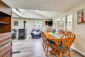 Waterfront Getaway: Sunroom, 2 Decks, Golf Course - Innvendig