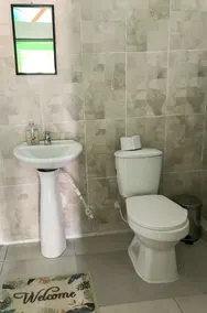 Chambre avec 1 lit double et 2 lits simples - Salle de bain