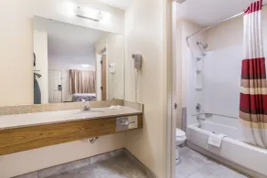 Red Roof Inn Albuquerque - Midtown - Bathroom