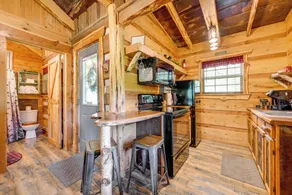 Covered Deck & Fire Pit: Smoky Mountain Cabin - Interiör