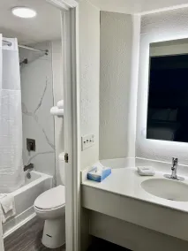 La Quinta Inn by Wyndham San Antonio Lackland - Bathroom