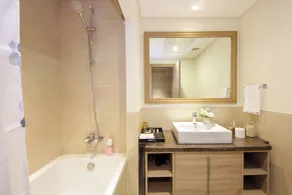 Silk Valley - Luxury 1BR 10 minutes from DXB Airport - Bathroom