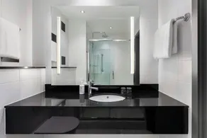 Moxy Belfast City - Bathroom