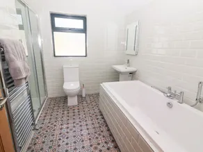Lack Cottage - Bathroom