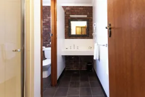 Donald Motor Lodge - Bathroom