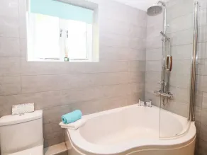 The Lodge - Bathroom