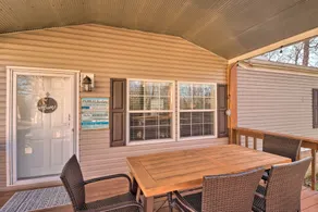 Lakefront Greers Ferry Cabin w/ Covered Boat Slip! - Interiör