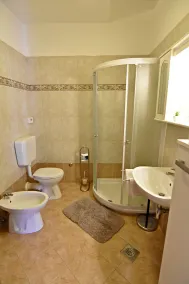 Spacious poolside apartment in Tar - Bagno