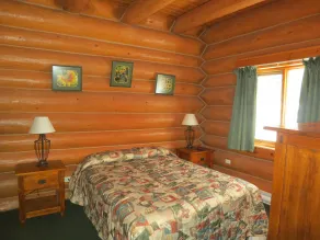 Chancellor Peak 1BR and Loft Wooden Cabin near Lake Louise - Rom