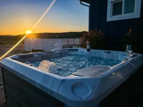 Equine-friendly Stay: Horse Stable Access, Hot Tub - Innenbereich