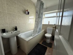 Comfy 3 Bedroom House Near CovArena & TrainStation - Badeværelse
