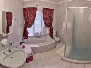 La Rochelle Inn - Bathroom