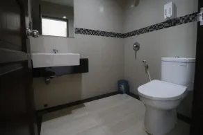 RedDoorz Plus near Universitas Negeri Makassar - Baño