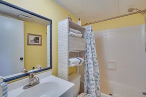 Walk to Shore: Myrtle Beach House w/ Private Deck! - Intérieur