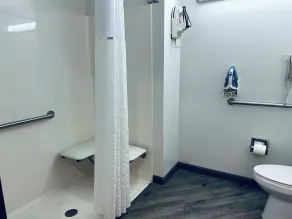 Baymont by Wyndham Piqua - Bathroom