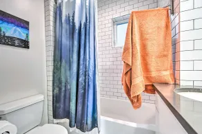 2 Mi to Capitol Hill, Walk to SU! Quaint Retreat - Innvendig