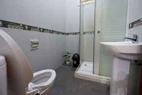 Oke Baik Hostel - Bathroom