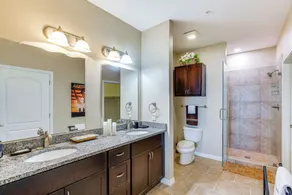 Lakefront Corsicana Condo w/ Pool Access! - Interiör