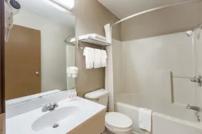 Super 8 by Wyndham Jonesboro - Salle de bain