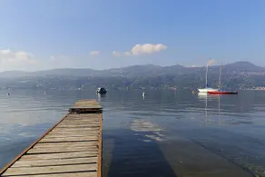 Contemporary Lakeside Villa Enjoying Direct Lake Access, Wifi, BBQ, Near Restaurant and Shop - Piscina