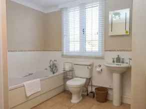 Early Mist Cottage - Bathroom